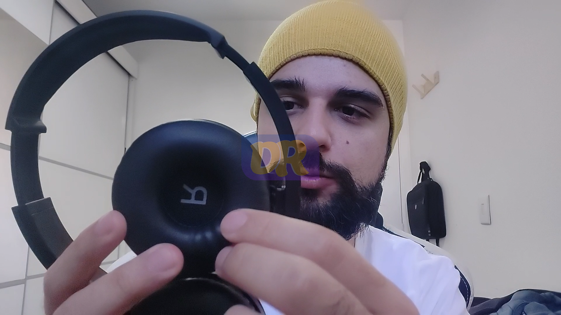 Philips TAH4205 headphone on-ear mostrando design dobrável e almofadas de couro sintético